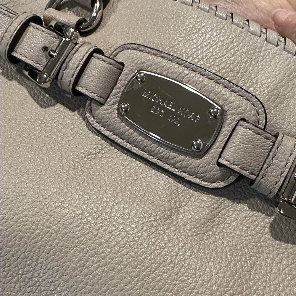 Elegant Gray Michael Kors Women's Handbag - Picture 2 of 3